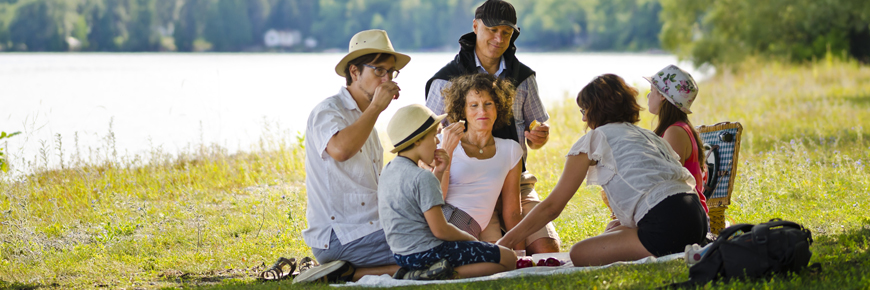 Famille en pique-nique sur les rives du lac