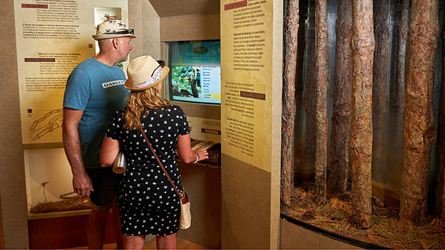 Un couple de visiteurs regarde l’exposition Obadjiwan au lieu historique national d’Obadjiwan–Fort-Témiscamingue.