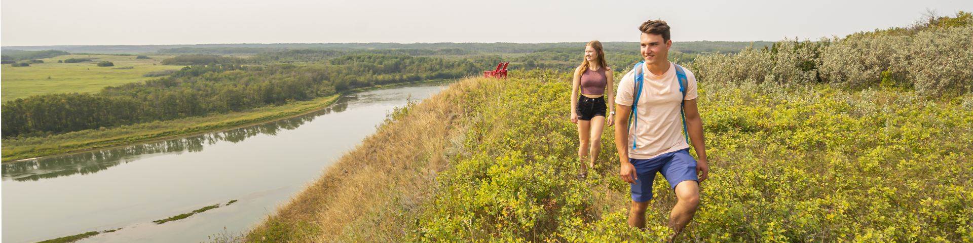 Two visitors walking on Li pchi shmayn trail overlooking the South Saskatchewan River.