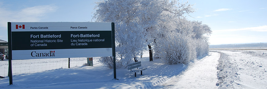 Entrée enneigée du lieu historique national du Fort-Battleford
