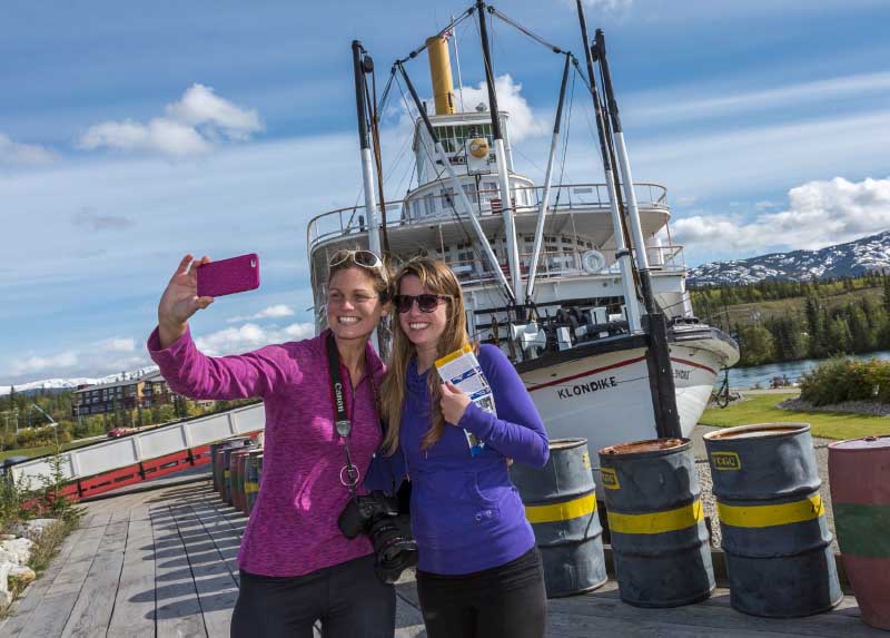 Deux jeunes femmes sur le bateau à aubes, le lieu historique national S. S. Klondike. 