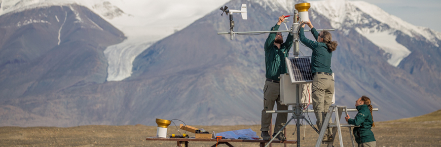 Des membres du personnel de conservation des ressources de Parcs Canada effectuent des travaux de maintenance sur une station météorologique située au fjord Tanquary. Parc national Quttinirpaaq.