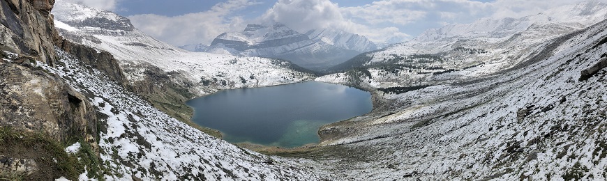 Lac entouré de montagnes enneigées