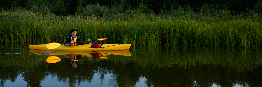 Un kayakiste près des roseaux autour d’une île sur le lac Astotin.