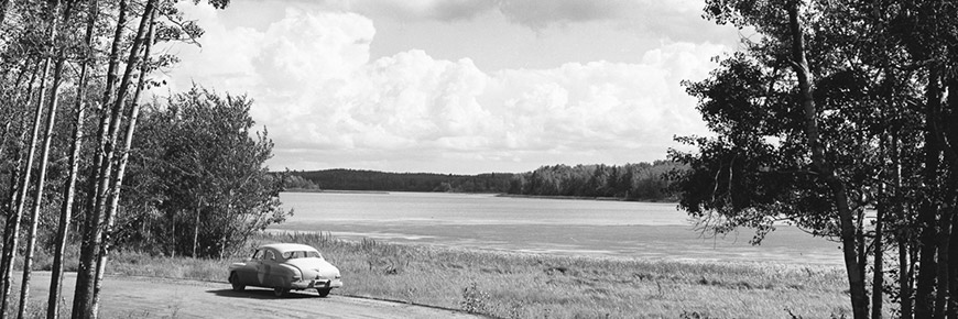 Vue sur le lac Astotin depuis la route d’origine menant au parc dans les années 1940.