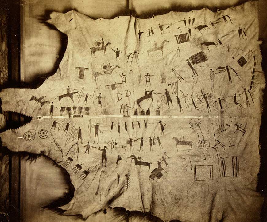 Côté tanné d’une peau de bison sur laquelle est dessinée une série de pictogrammes montrant des humains et des chevaux.