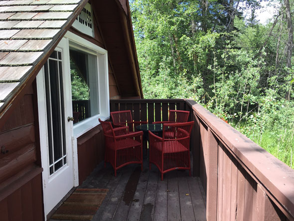 Porche avec table et chaises d’extérieur