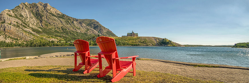 Les chaises rouges du parc national des Lacs-Waterton
