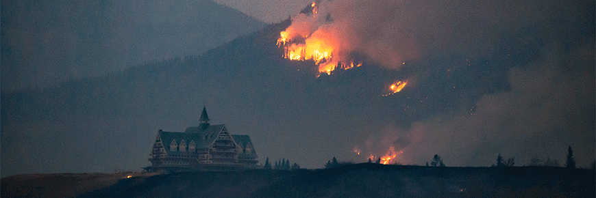 Prince of Wales hotel in the foreground as the Kenow Wildfire burns behind