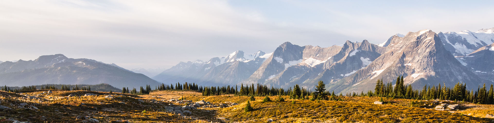 Vue paysage depuis les collines chauves dans le parc national des Glaciers