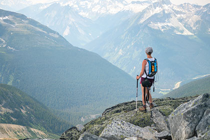 Un randonneur sur un sentier avec vue sur les montagnes