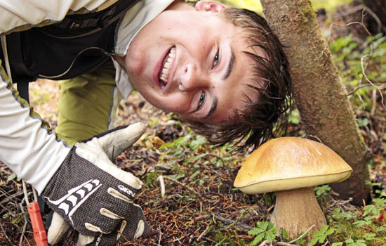 Un étudiant prend la pose près d'un champignon
