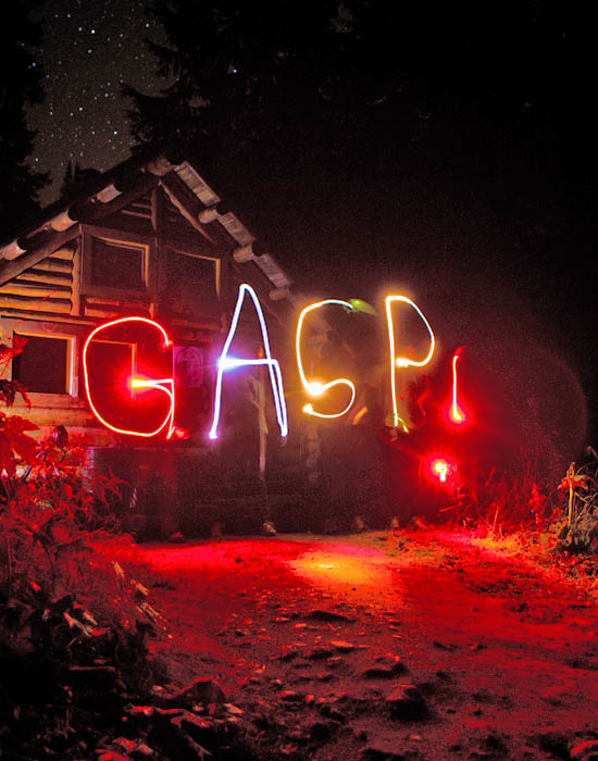 Des étudiants forment les lettres GASP! (pour PAIG) avec des lampes de poche