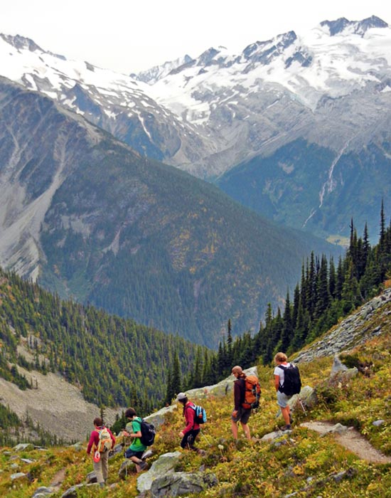 Un groupe d’étudiants fait de la randonnée dans les montagnes