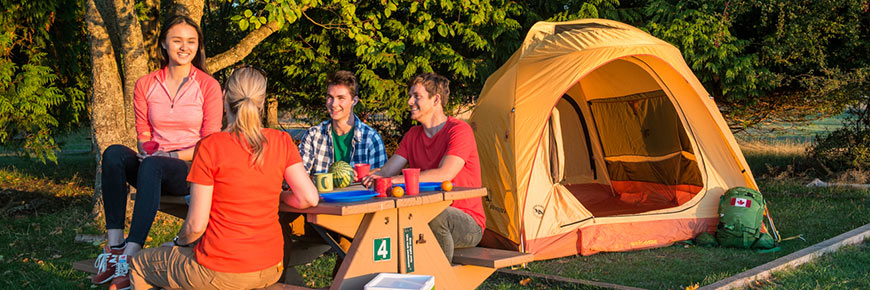 Un groupe d'amis se détendant près de leur tente