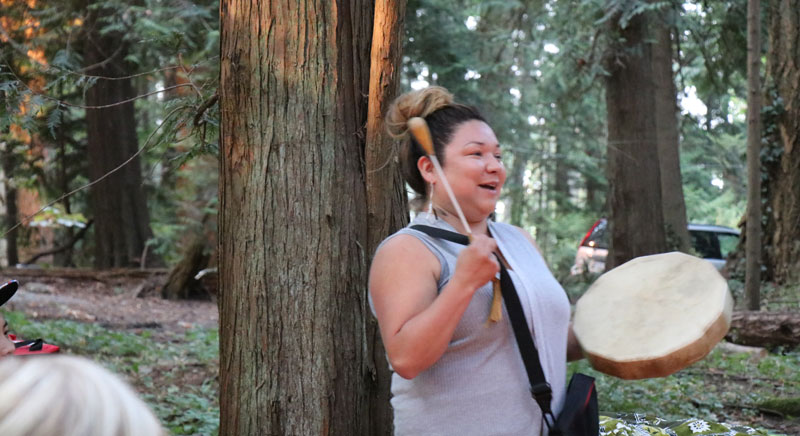  Un conteur des Salish de la côte chante un chant traditionnel et joue du tambour.