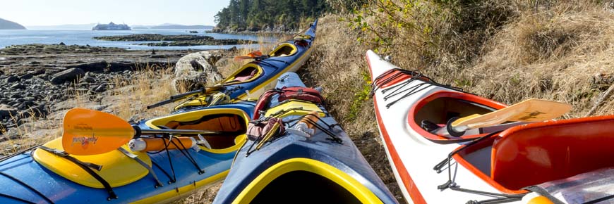 Des kayaks sortis de l'eau sur le rivage à Princess Margaret (Île Portland). Réserve de parc national des Îles-Gulf.