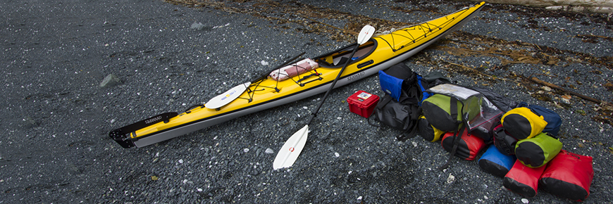 Kayak et matériel sur la plage
