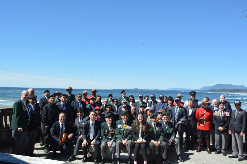 Des officiers lors de la cérémonie tenue à la plage Wickaninnish pour commémorer la bataille de Kapyong