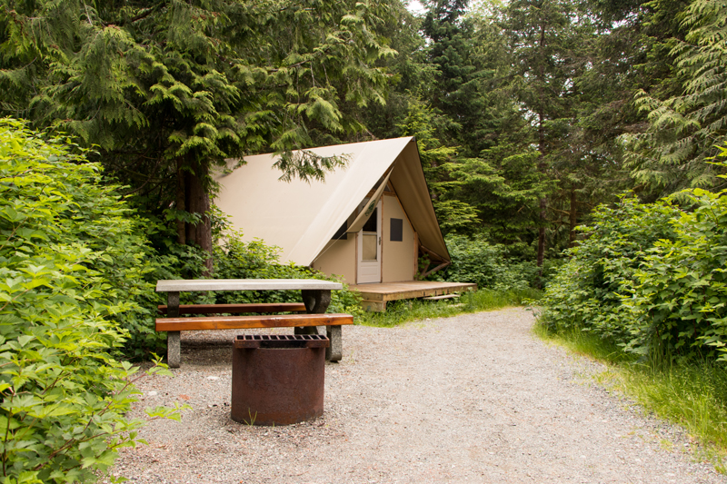Nouveaux foyers et tables de pique-nique dans le terrain de camping de la Pointe-Green.