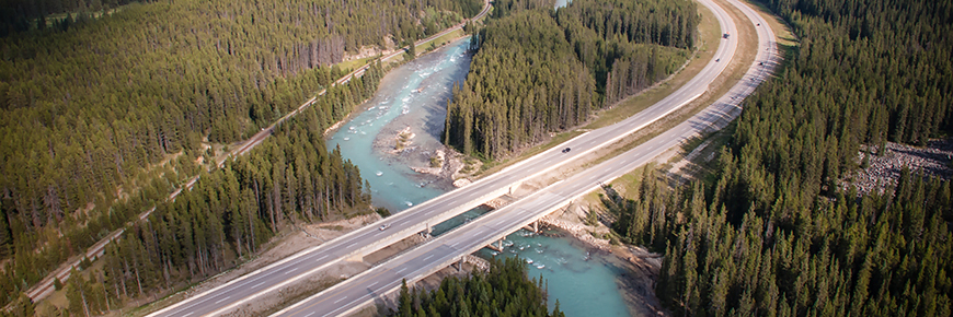 Le chemin de fer Canadien Pacifique, la Transcanadienne et la rivière Bow dans le parc national Banff