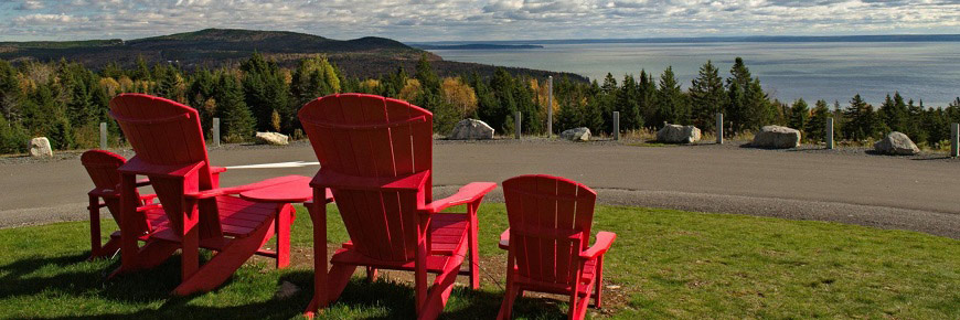 Un point d'observation du paysage avec les chaises rouges
