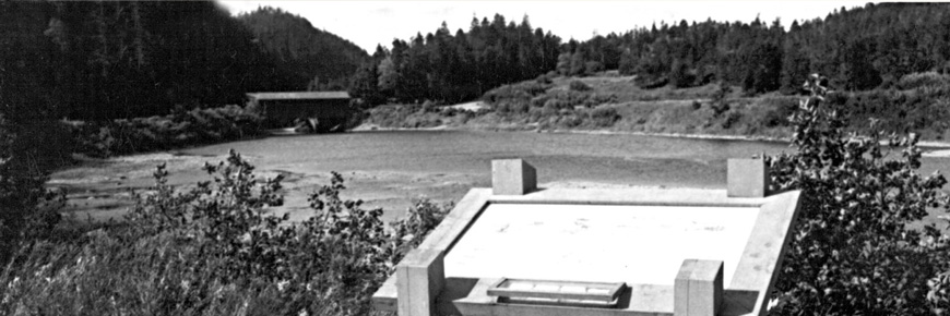 Une photo d'époque d'un panneau d'interprétation avec le pont couvert de Point Wolfe en arrière-plan