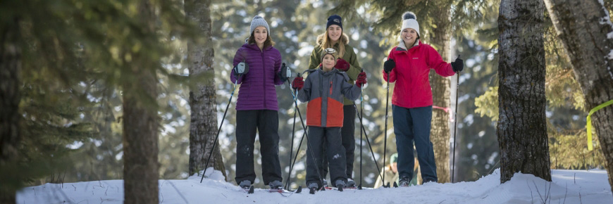 Une famille dans un sentier de ski de fond