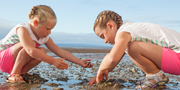 Des enfants qui joue dans la boue à la marèe basse