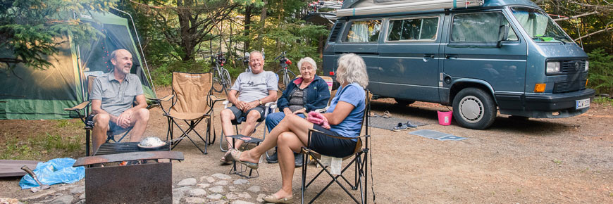Deux couples sont assis à leur emplacement de camping