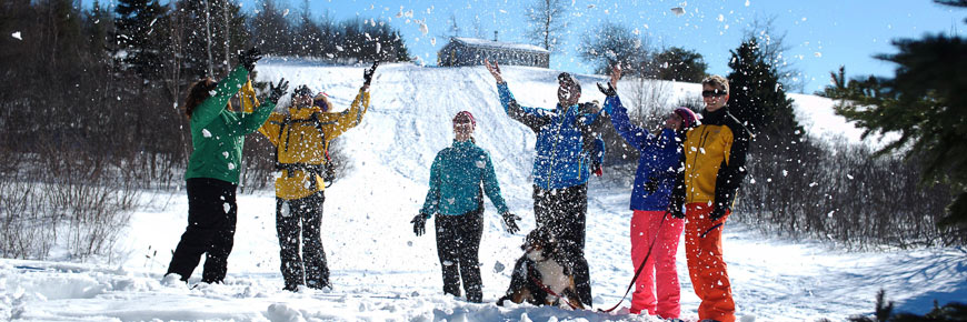 Un groupe de personne lançant de la neige dans les airs
