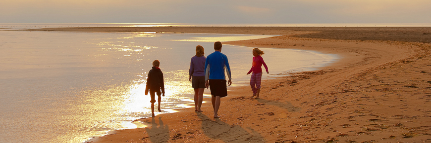 Une famille marchant sur la plage