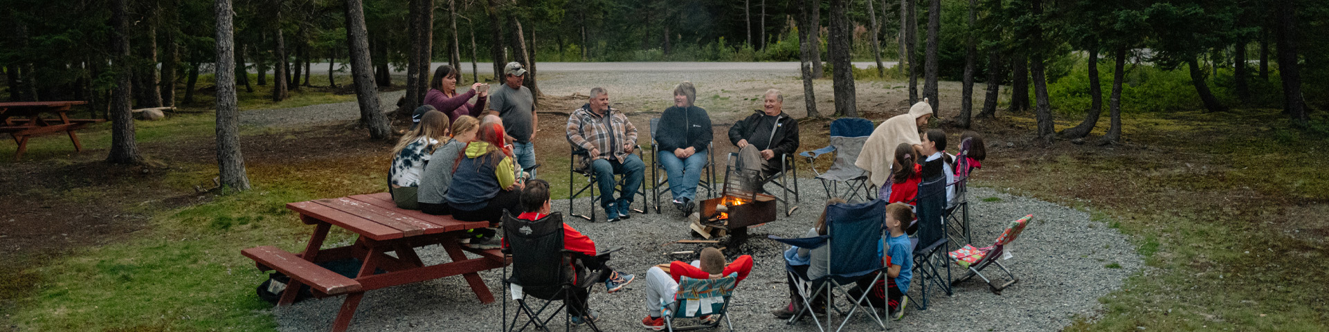 un groupe de personnes assises autour d'un feu de camp