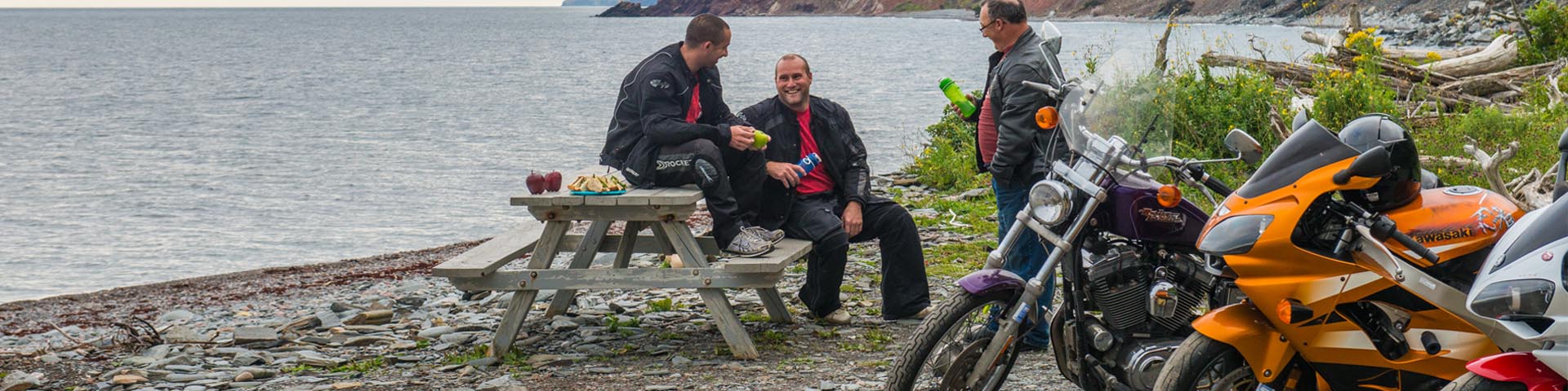 Des motocyclistes font une pause à l'aire de fréquentation diurne de La Bloc, parc national des Hautes-Terres-du-Cap-Breton.