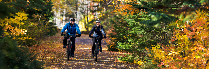 Faire du vélo à l'automne autour du lac Freshwater