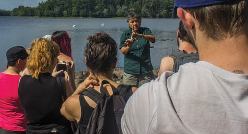 Une guide de Parcs Canada parle à un groupe de visiteurs.
