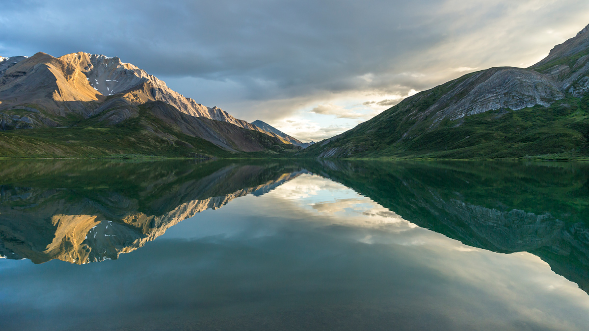Nı́onep'eneɂ Tué (Grizzly Bear Lake) ©Fritz Muller Visuals/Parks Canada
