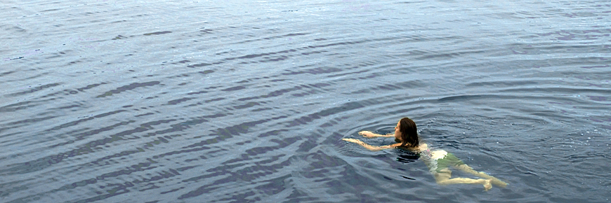Une femme nageant dans l'eau.