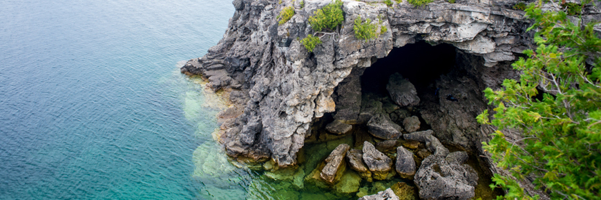 Une grande grotte marine le long d'une falaise