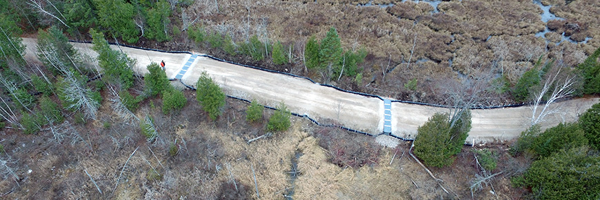 Image aérienne d'une route avec écopassages.