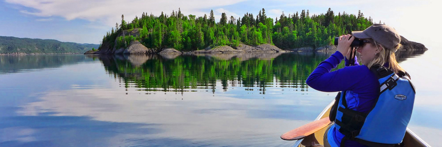 Une personne dans un canot sur le lac Supérieur.