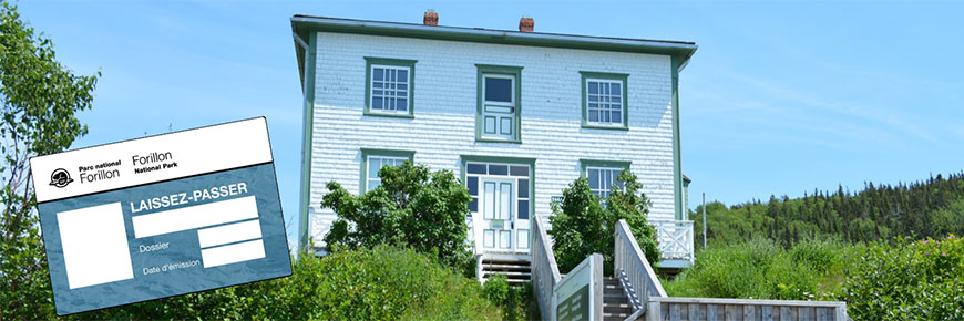 Un laissez-passer devant une maison patrimoniale blanche et verte 