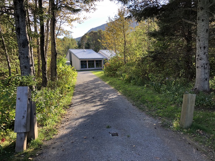 The entrance to the service building at Loop A of Des-Rosiers campground.