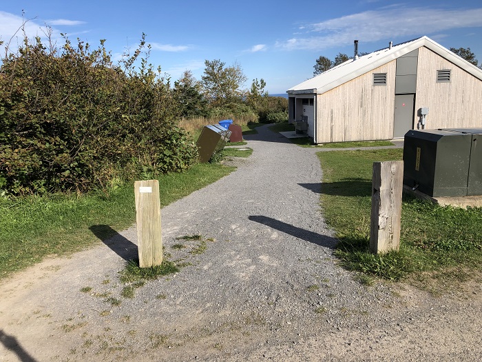 L'entrée du bâtiment de service à partir de la boucle B1 du camping Des-Rosiers.