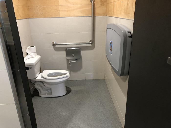 Une toilette accessible aux personnes à mobilité réduite dans l'un des bâtiments de service du camping Petit-Gaspé.