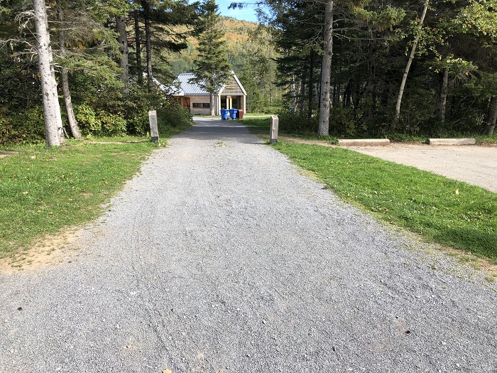 L'entrée du bâtiment de service à partir de la boucle C du camping Petit-Gaspé.