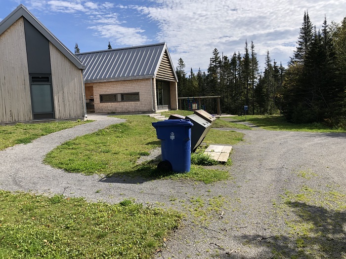 L'entrée du bâtiment de service à partir de la boucle D du camping Petit-Gaspé.