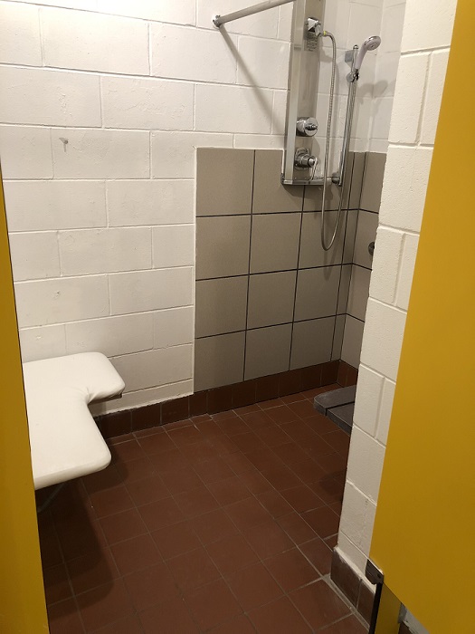 An accessible shower for people with reduced mobility in the service building at Loop E of Petit-Gaspé campground.