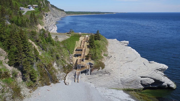 A steep slope and a long staircase must be crossed to access the Cap-Bon-Ami beach.