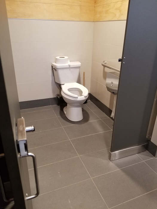 La toilette dans le bâtiment de service de la boucle F du camping Petit-Gaspé est adaptée pour les personnes à mobilité réduite.